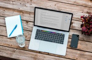 デスクに乗るMacBookとスマホ